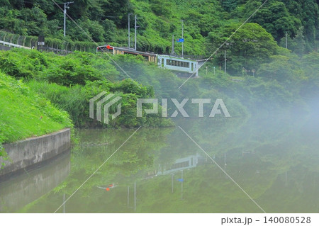 霧の中を走る只見線 早戸駅 霧の中を走る只見線 早戸駅 140080528