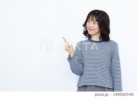人差し指を立てる女性 人差し指を立てる女性 140080540