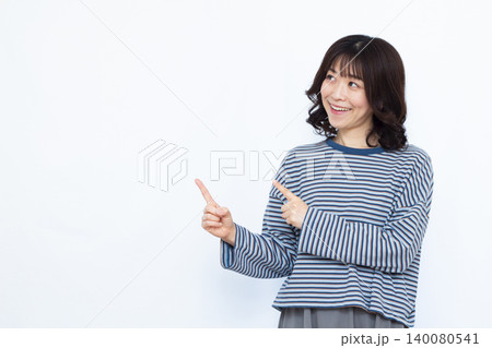 人差し指を立てる女性 人差し指を立てる女性 140080541