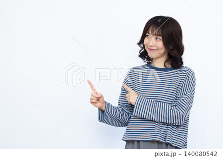 人差し指を立てる女性 140080542