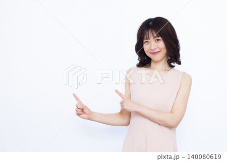 人差し指を立てる女性 人差し指を立てる女性 140080619