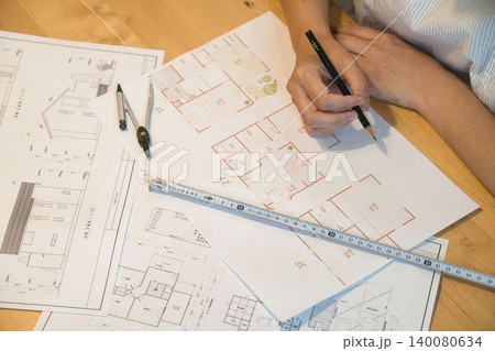 設計図面を確認する手元と建築道具 140080634