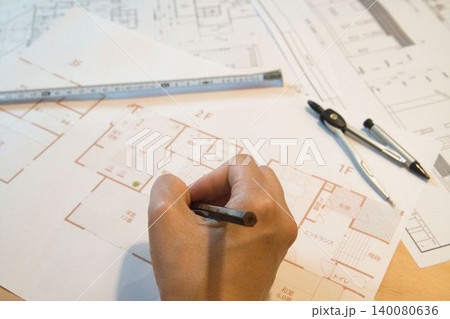 設計図面を確認する手元と建築道具 140080636