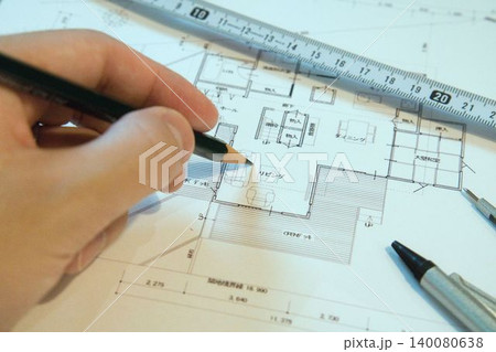 設計図面を確認する手元と建築道具 140080638