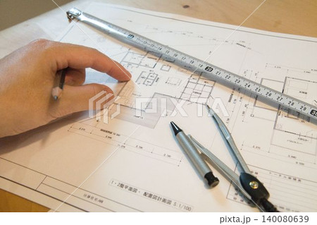 設計図面を確認する手元と建築道具 140080639