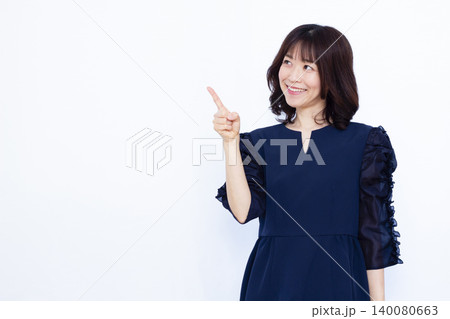 人差し指を立てる女性 人差し指を立てる女性 140080663