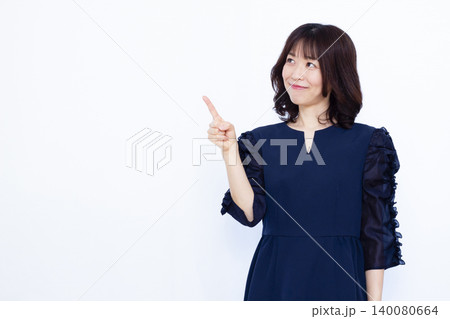 人差し指を立てる女性 人差し指を立てる女性 140080664