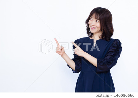 人差し指を立てる女性 人差し指を立てる女性 140080666