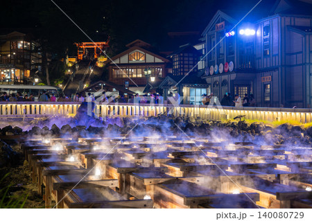 草津温泉 ライトアップされた湯畑の夜景 草津温泉 ライトアップされた湯畑の夜景 140080729