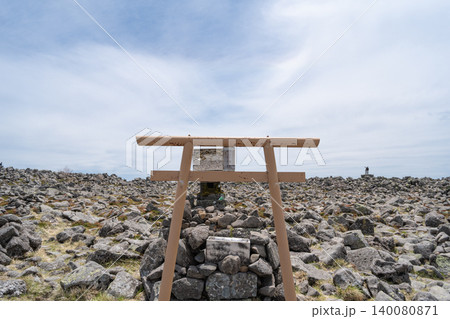 蓼科山の山頂にある蓼科神社奥宮 蓼科山の山頂にある蓼科神社奥宮 140080871