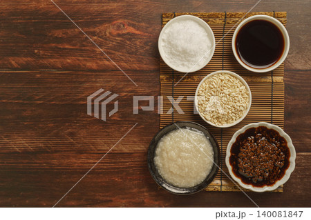 塩麹と醤油麹と材料(塩・しょう油・米麹) 塩麹と醤油麹と材料(塩・しょう油・米麹) 140081847