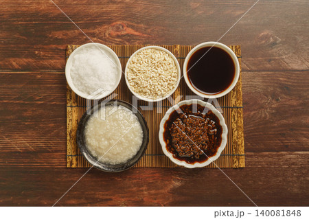 塩麹と醤油麹と材料(塩・しょう油・米麹) 塩麹と醤油麹と材料(塩・しょう油・米麹) 140081848