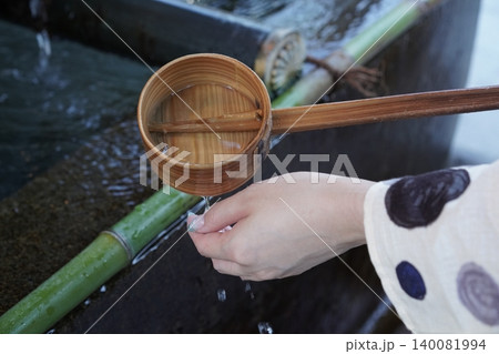 手水舎で手を清める 140081994
