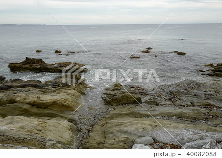 Rock pools and rocky shore line from the south coast of Cornwall, UK 140082088