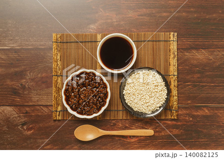 しょうゆ麹と材料(米麹・しょう油) しょうゆ麹と材料(米麹・しょう油) 140082125