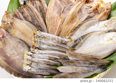 干物と白身魚の豊かな品揃え、緑の葉に盛られた新鮮な海の幸 干物と白身魚の豊かな品揃え、緑の葉に盛られた新鮮な海の幸 140082251