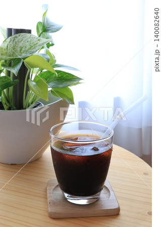 窓際で飲むコーヒー 140082640