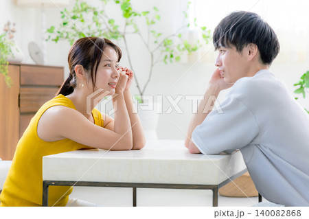 見つめ合う若い男女 140082868