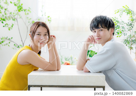 見つめ合う若い男女 140082869