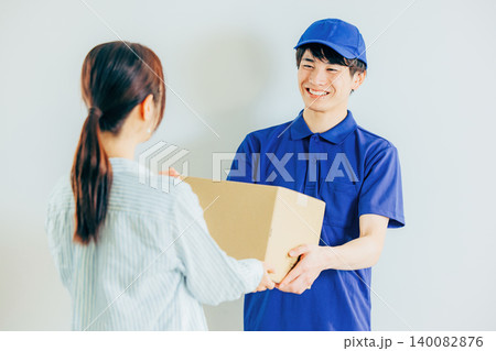 荷物を届ける宅急便のドライバー 荷物を届ける宅急便のドライバー 140082876