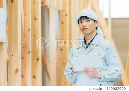 新築現場の男性作業員 140082900