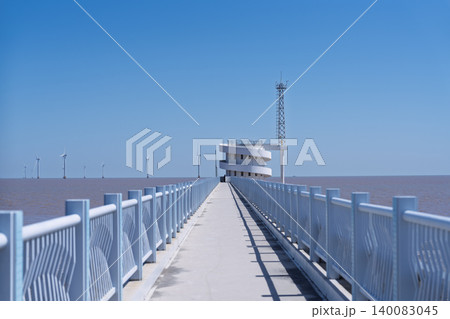 洋上風力発電と海上桟橋 140083045
