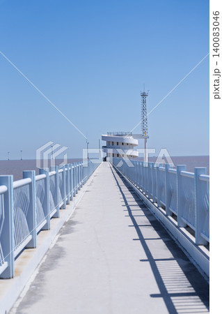 洋上風力発電と海上桟橋 140083046
