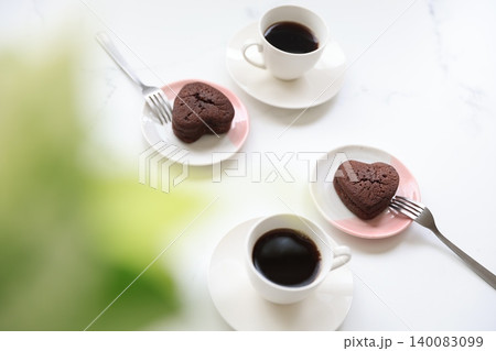 ハート型のお菓子とコーヒー ハート型のお菓子とコーヒー 140083099