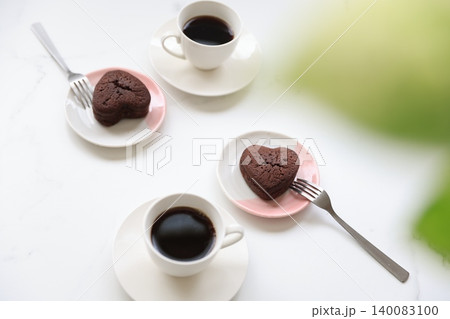 ハート型のお菓子とコーヒー 140083100