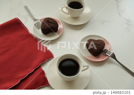 ハート型のお菓子とコーヒー ハート型のお菓子とコーヒー 140083101