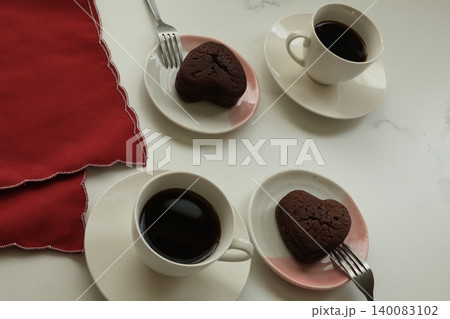 ハート型のお菓子とコーヒー ハート型のお菓子とコーヒー 140083102