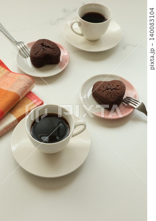 ハート型のお菓子とコーヒー 140083104