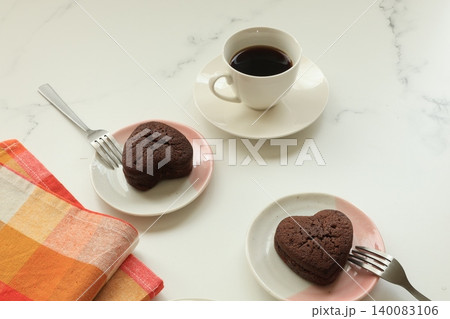 ハート型のお菓子とコーヒー ハート型のお菓子とコーヒー 140083106