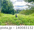 公園の茂みの中で振り返るポメチワの子犬 140083132