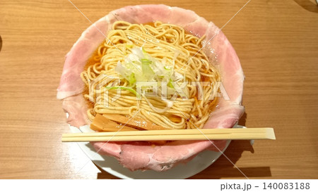 ラーメン大戦争TOKYOの「関西だし醤油ラーメン ピストル(特盛)」 140083188
