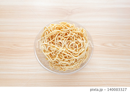 揚げ麺(太麺)【木目背景】 揚げ麺(太麺)【木目背景】 140083327