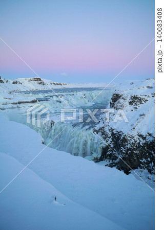 碧い空、雪景色の地球の割れ目ギャオ_アイスランド 140083408