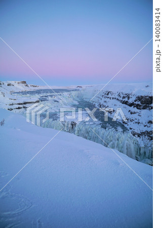 碧い空、雪景色の地球の割れ目ギャオ_アイスランド 140083414