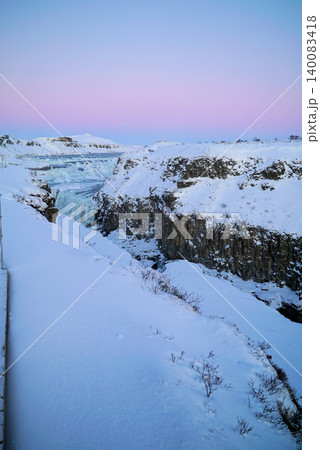 碧い空、雪景色の地球の割れ目ギャオ_アイスランド 碧い空、雪景色の地球の割れ目ギャオ_アイスランド 140083418