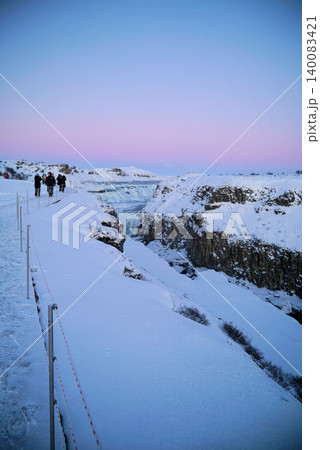 碧い空、雪景色の地球の割れ目ギャオ_アイスランド 140083421