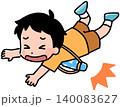 水筒をかけたまま転倒する男の子 140083627