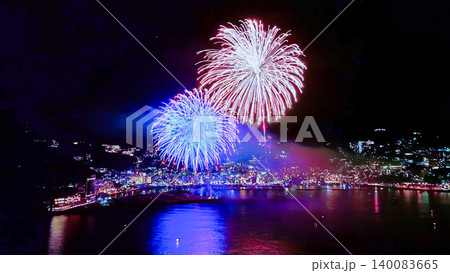 熱海海上花火大会 夜景に咲く赤と青の2個の大輪の花火 スローシャッター空撮調風景 熱海海上花火大会 夜景に咲く赤と青の2個の大輪の花火 スローシャッター空撮調風景 140083665