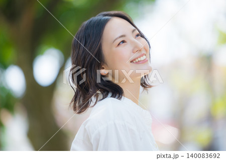 新緑の中を歩く女性　 140083692