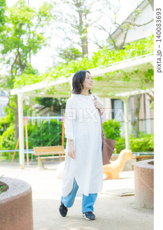 新緑の中を歩く女性 新緑の中を歩く女性 140083693