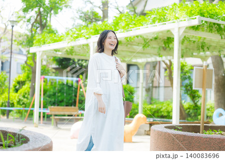 新緑の中を歩く女性　 140083696