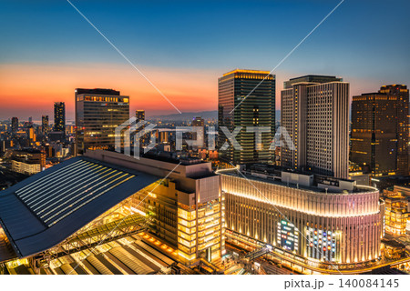 美しく色付く夕焼け背景の大阪駅の俯瞰写真　【大阪風景写真】 140084145