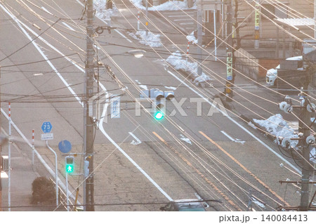 雪が残る地方都市の道路と信号機の日常風景 140084413