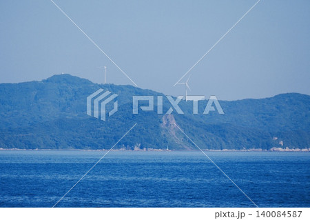 海岸の山の上の風力発電 海岸の山の上の風力発電 140084587