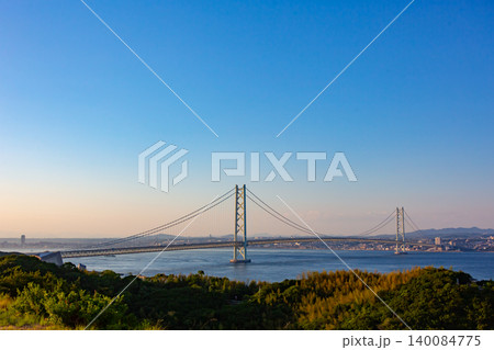 夕暮れの明石海峡大橋と瀬戸内海を望む絶景風景 夕暮れの明石海峡大橋と瀬戸内海を望む絶景風景 140084775