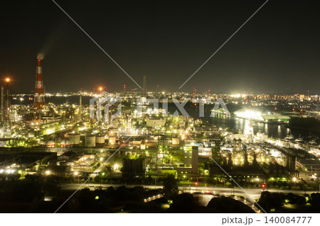 四日市コンビナート夜景・港湾と市街地まで広がる緑輝く大パノラマ夜景 140084777